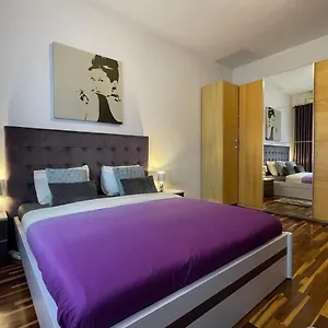 verificați disponibilitatea